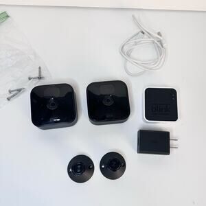 2 Blink Cameras + Blink BSM00401U Sync Modula + Mounts + Power Adapter, security